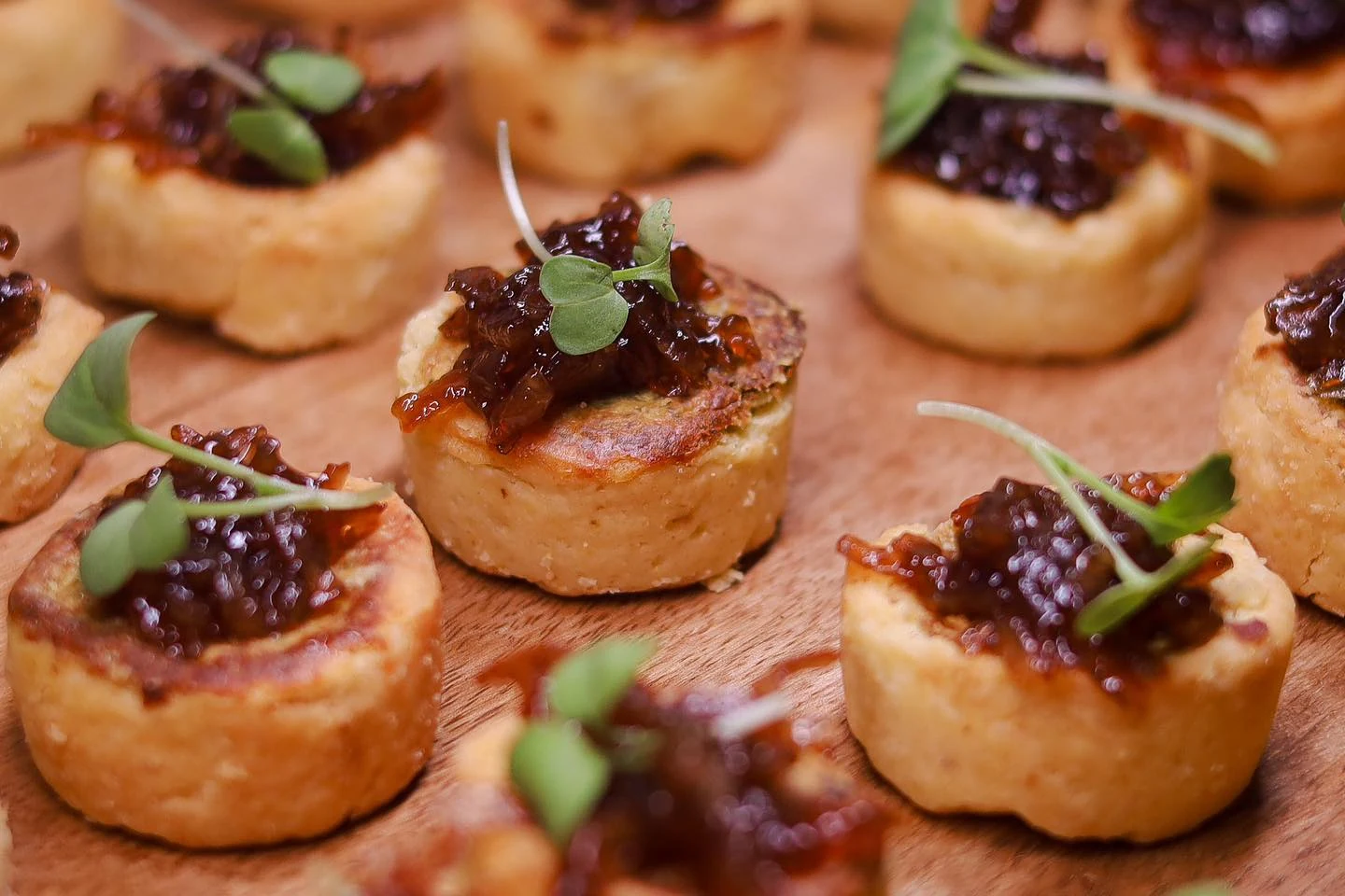 Canapés artesanais com ervas frescas