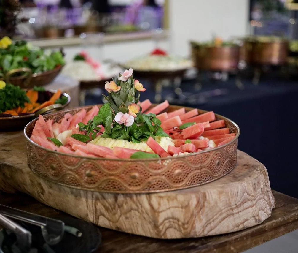 Mesa de buffet preparada para receber convidados